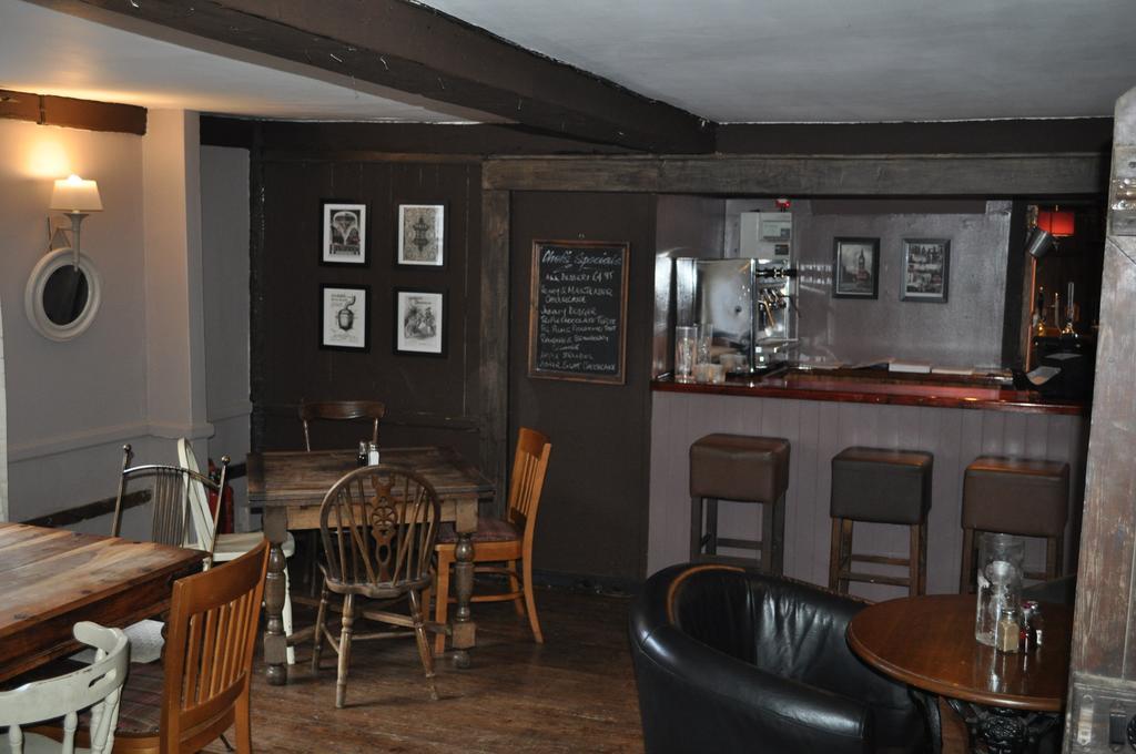 Queens Head Inn Saffron Walden Exterior photo