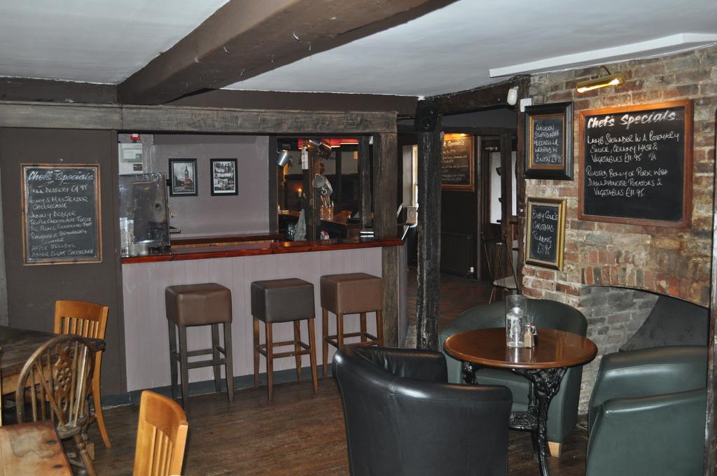 Queens Head Inn Saffron Walden Exterior photo